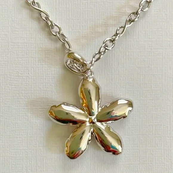 New! Kendra Scott Kyla Flower Pendant Necklace – Silver Rhodium/Pink Cat’s Eye Necklaces